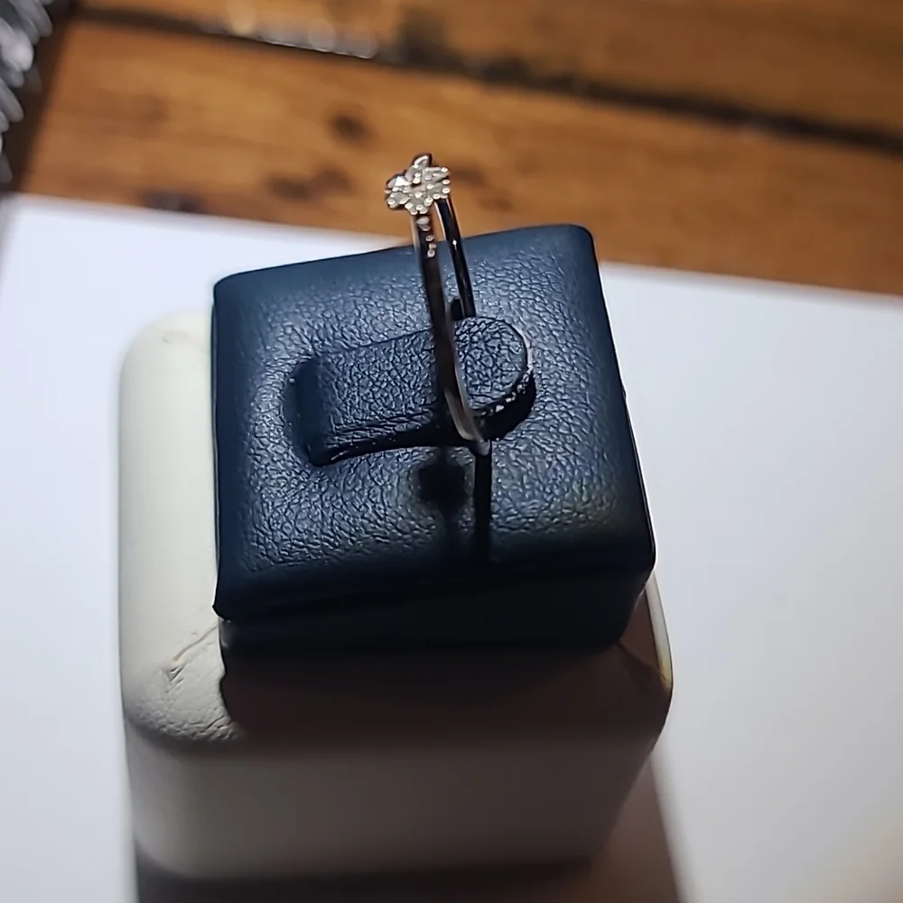 14KT white gold and diamond ring - Picture 2 of 5